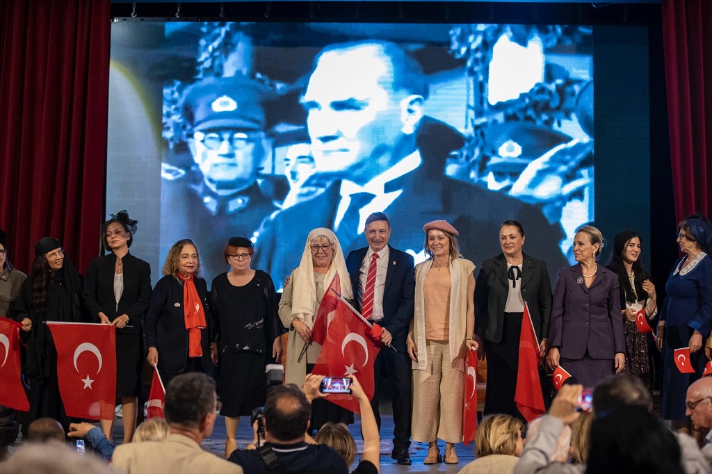 Başkan Mutlu Öncü Kadınların Anıldığı Gösteride Sahne Aldı