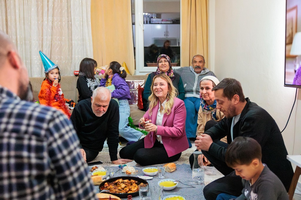 Başkan Mutlu Yeni Yılı Komşularıyla Birlikte Karşıladı