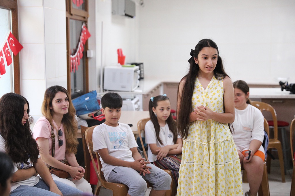 Konaklı Çocuklar İngilizceyi Eğlenerek Öğreniyor