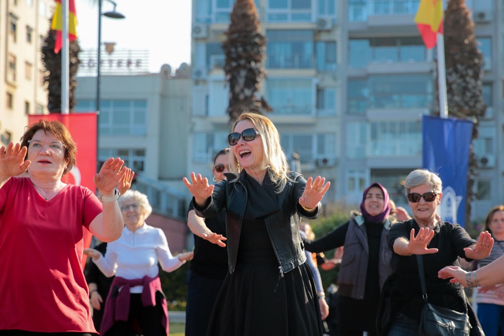 Konaklı Kadınlar Açık Havada Zumba İle Stres Attı