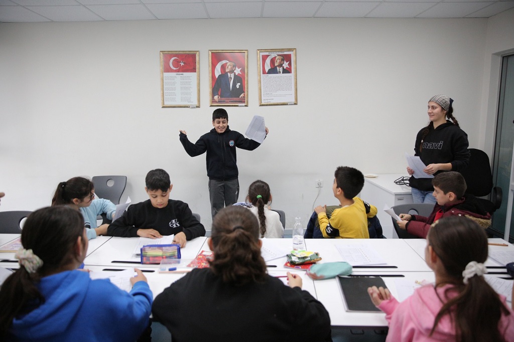 Konak’ta 7’den 77’ye İngilizce Konuşma Kulübü