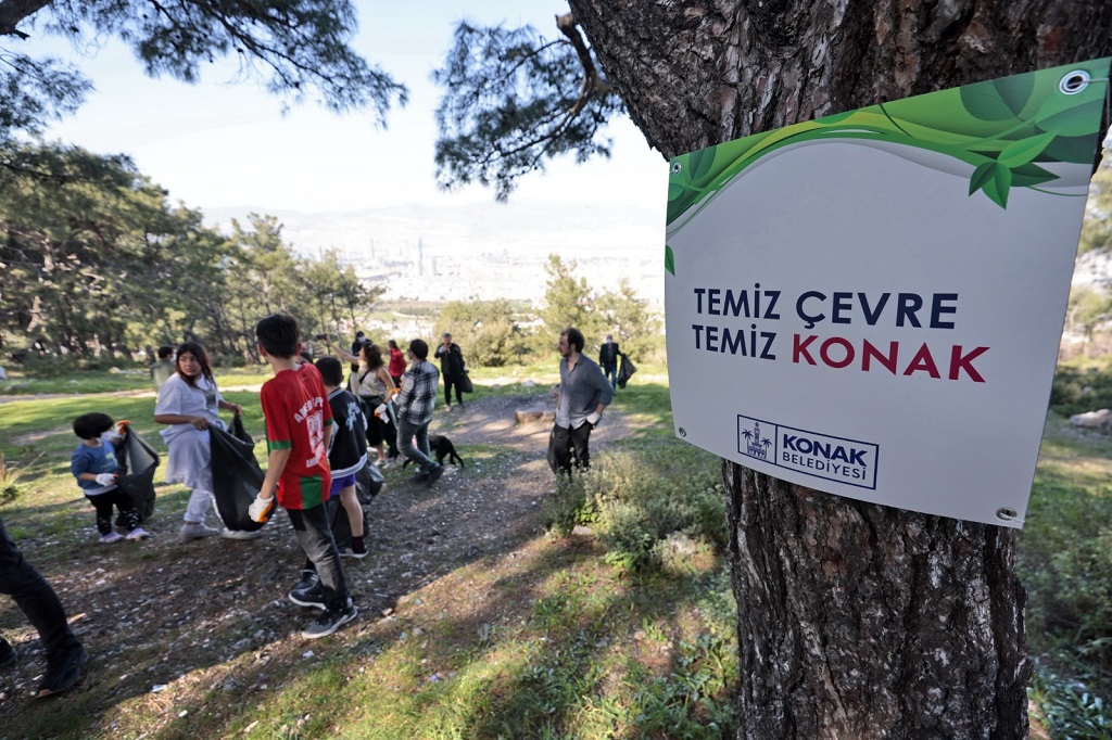 Konak’ta El Ele Orman Temizliği: 2 Saatte 750 Poşet Çöp Toplandı