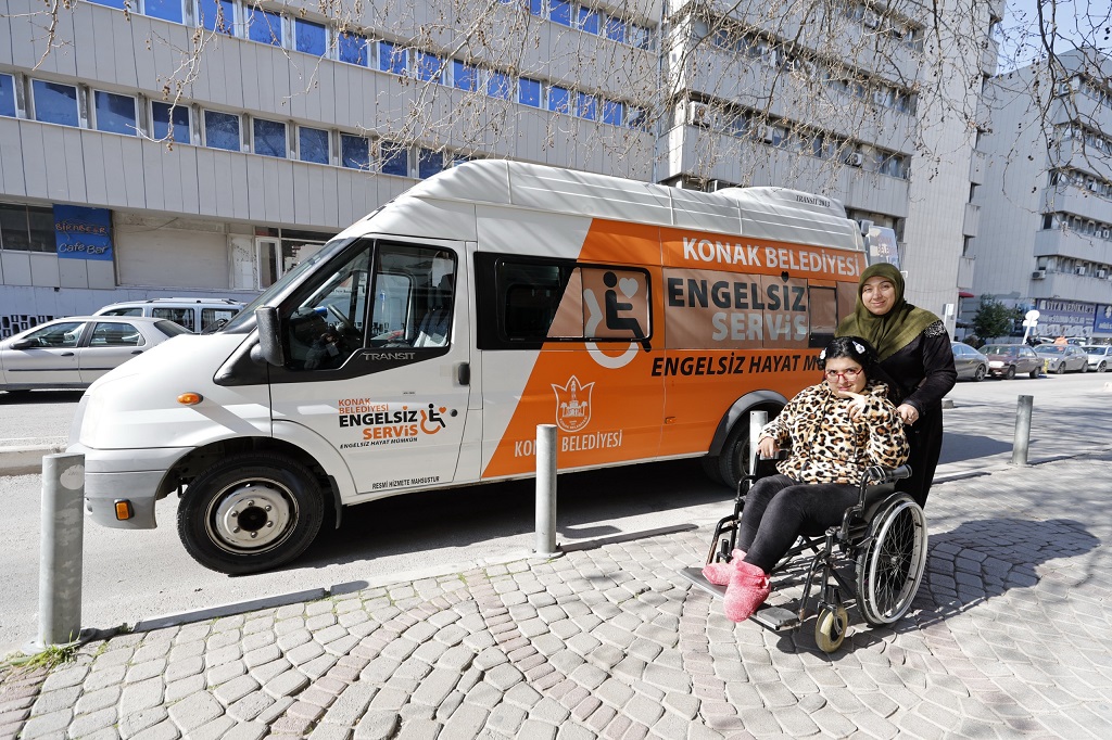 Konak’ta ‘Engelsiz Servis’le Hayata Engel Yok