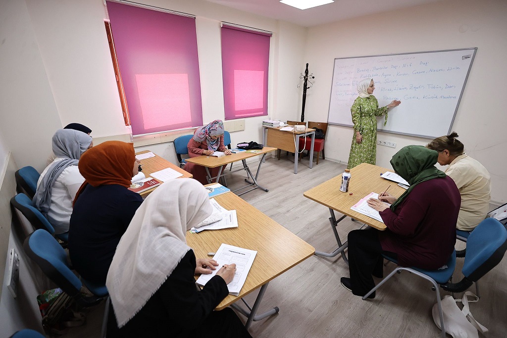 Konak’ta Okuma Yazma Sevgisinin Yaşı Yok