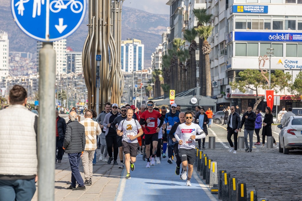 Konak’ta ‘Sevdiğine Koş’ İle Her Adım Sevgiye Atıldı