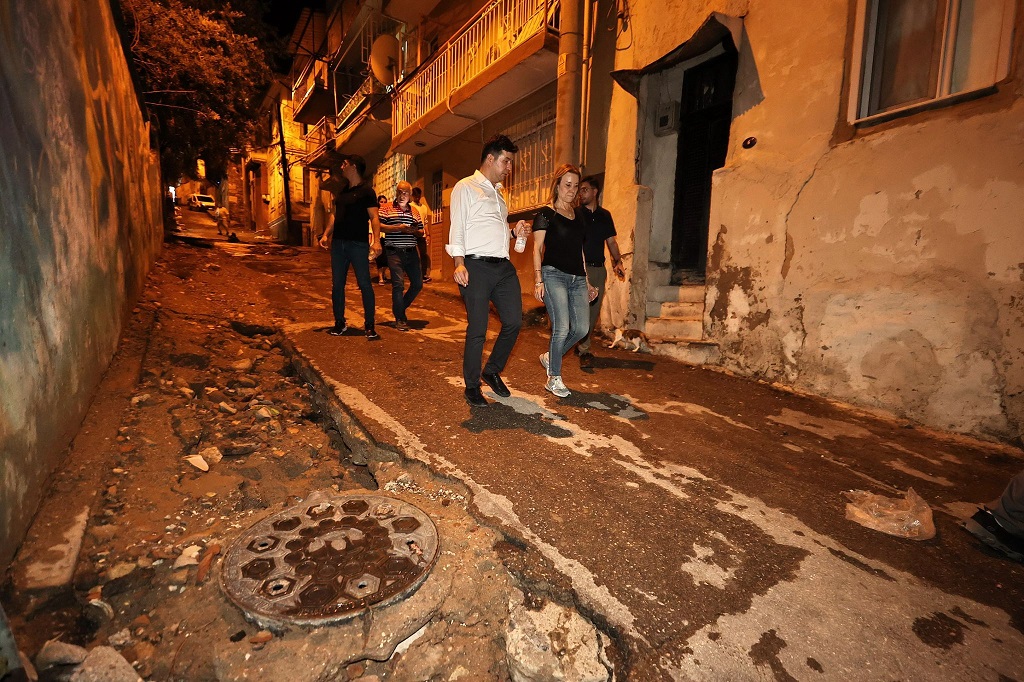 Konak’ta Yara Sarma Mesaisi: Belediye Ekipleri Tüm İmkanlarıyla Sahada