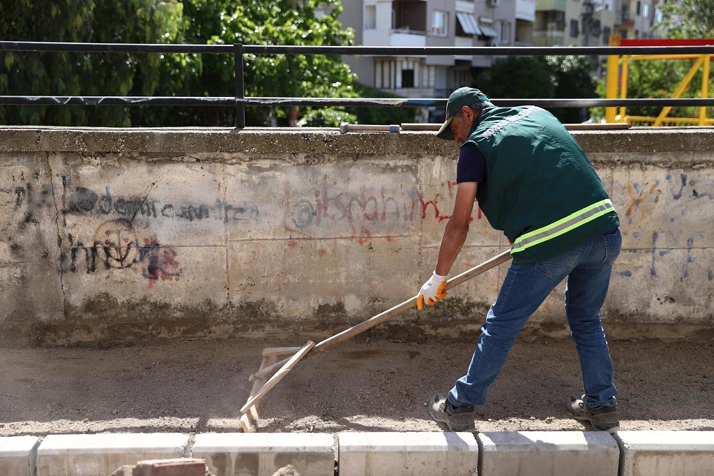 Konak’ta Yol ve Kaldırım Çalışmaları Hız Kesmeden Sürüyor