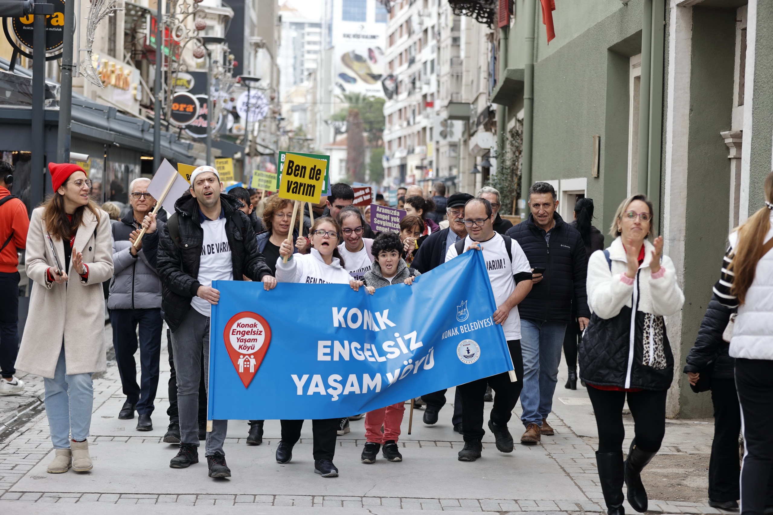 Konak’tan Engelliler Günü’nde Farkındalık Yürüyüşü