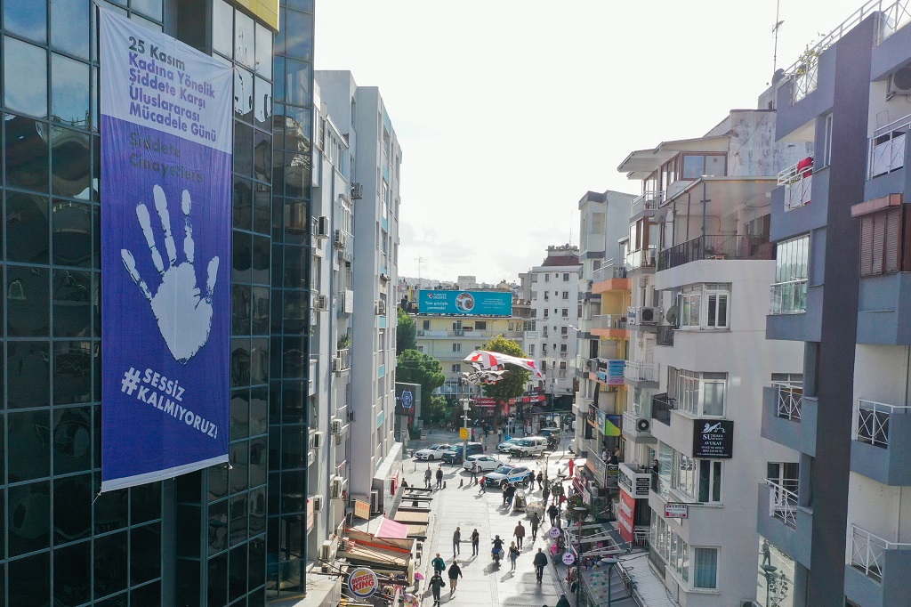 Konak’tan Şiddete Karşı Dev Afiş: Sessiz Kalmıyoruz!